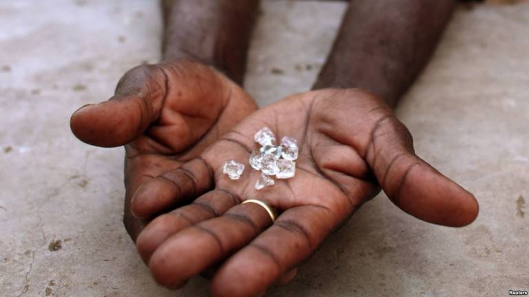 Cidadãos gambianos detidos por tráfico ilícito de diamantes