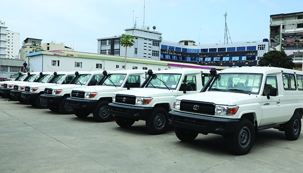 Polícia Nacional em Luanda recebe mais de dez viaturas