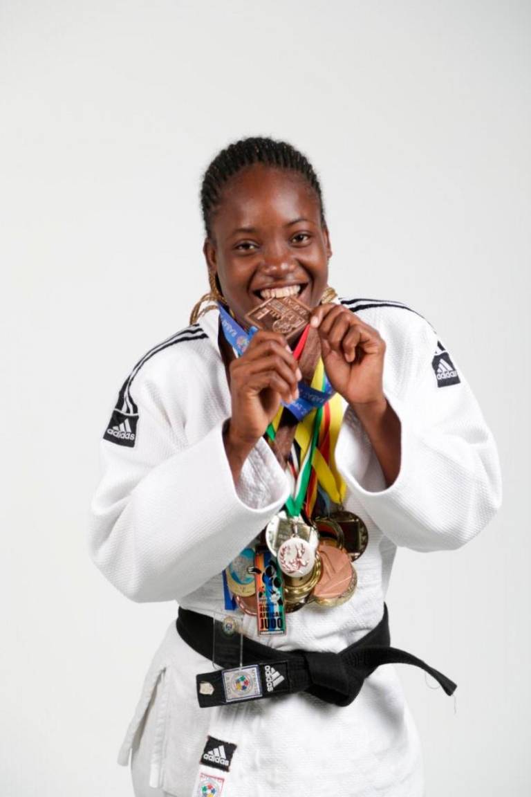 Neide chega ao país com medalha de ouro