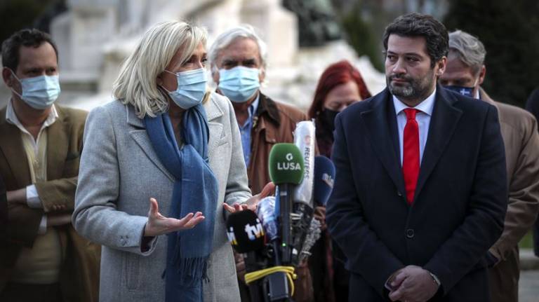 Presidenciais: Repórteres de imagem abandonam conferência de imprensa de Ventura e Le Pen