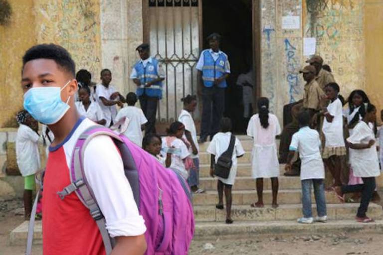 Entre euforia e preocupação as aulas recomeçaram em Angola com algumas escolas sem condições