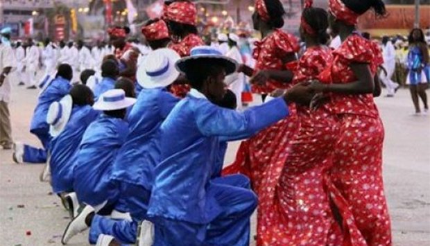 Huambo homenageia grupos carnavalescos