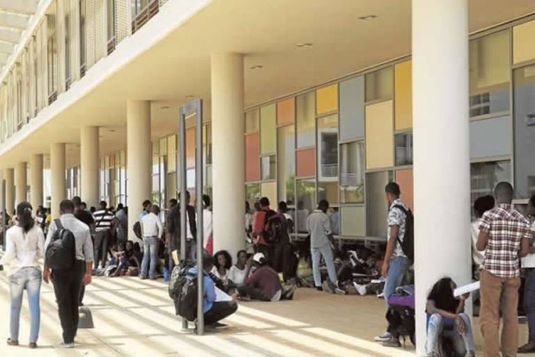 Estudantes universitários preocupados com a qualidade do ensino.