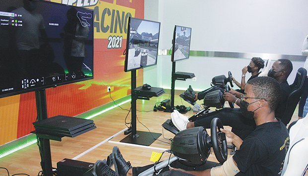 Campeonato electrónico é disputado na Arena AOX