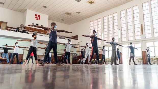 Profissionais de dança ganham curso intensivo