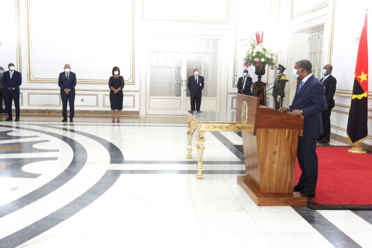 PRESIDENTE DA REPÚBLICA EMPOSSA GOVERNADORA DE LUANDA