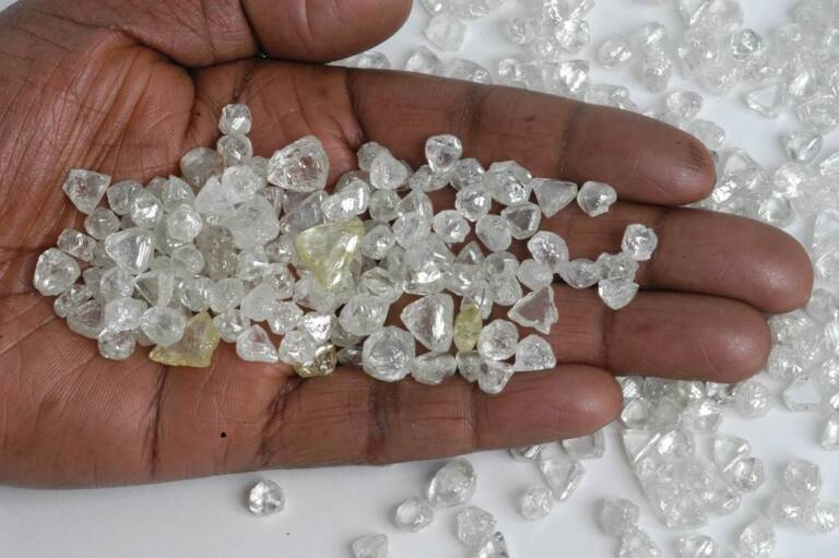 Denúncia permite apreensão de 225 pedras de diamante