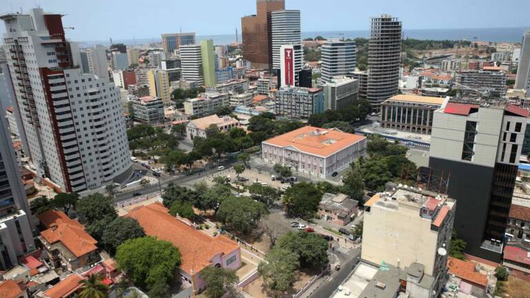 Governo angolano fixa aumento máximo de 15% a 25% para ensino privado e público-privado