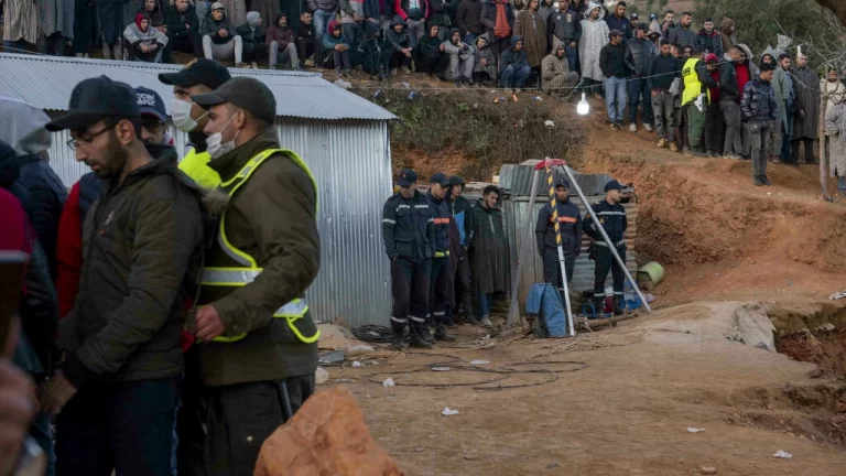 Equipes de resgate no Marrocos cavam para salvar menino de cinco anos preso em poço por dias