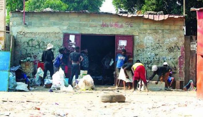 Polícia Nacional encerra mais de 200 casas de pesagem de materiais ferrosos em Luanda