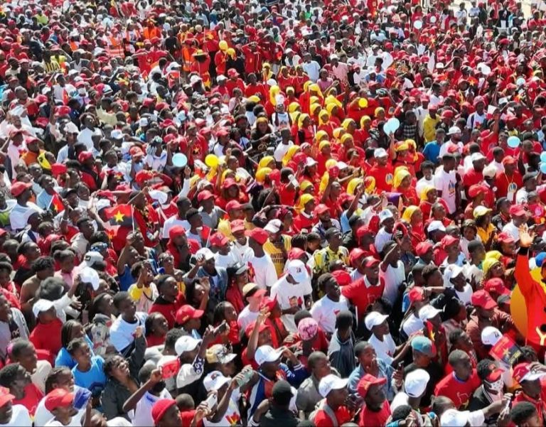 Militantes do MPLA “pintaram” o País de vermelho, preto e amarelo em torno do líder