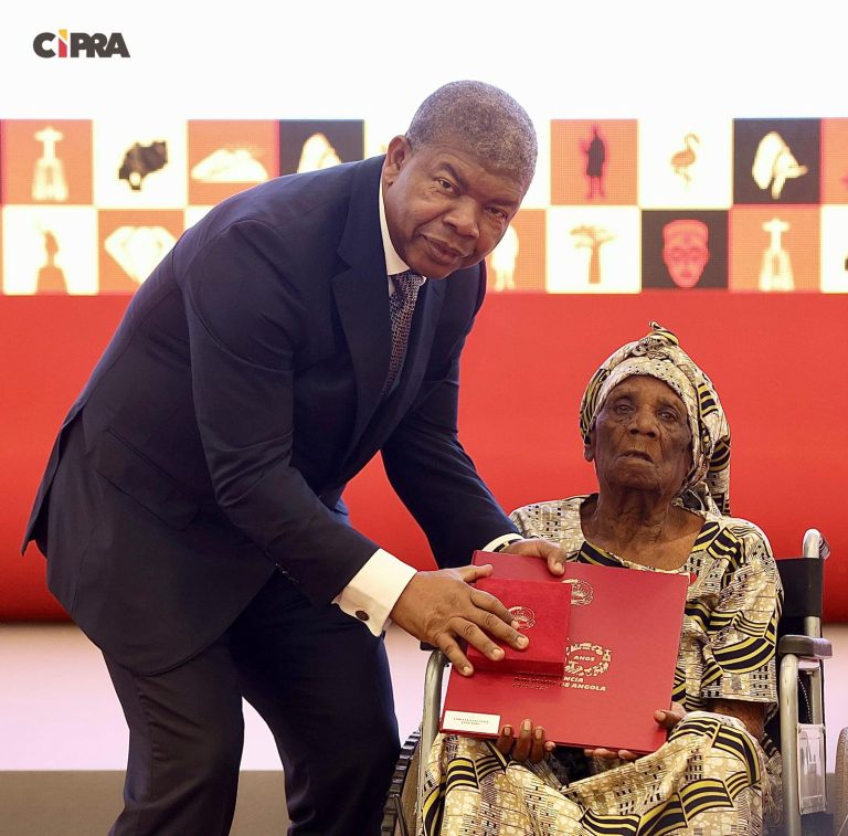 Enfermeira Emiliana Januário, de 100 anos condecorada pelo Presidente João Lourenço