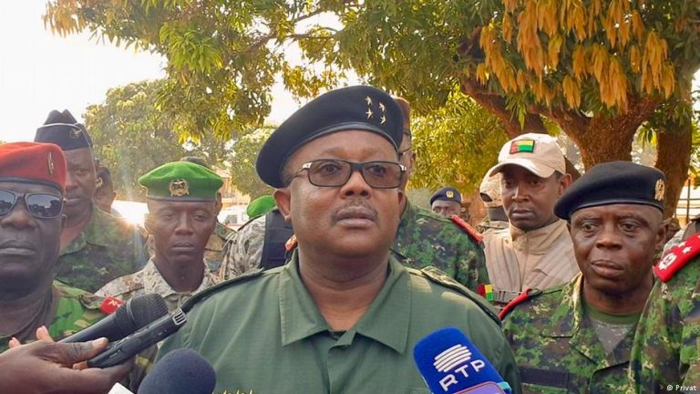 Como é que um presidente, um tio e um sobrinho “falsificaram” um golpe de estado?